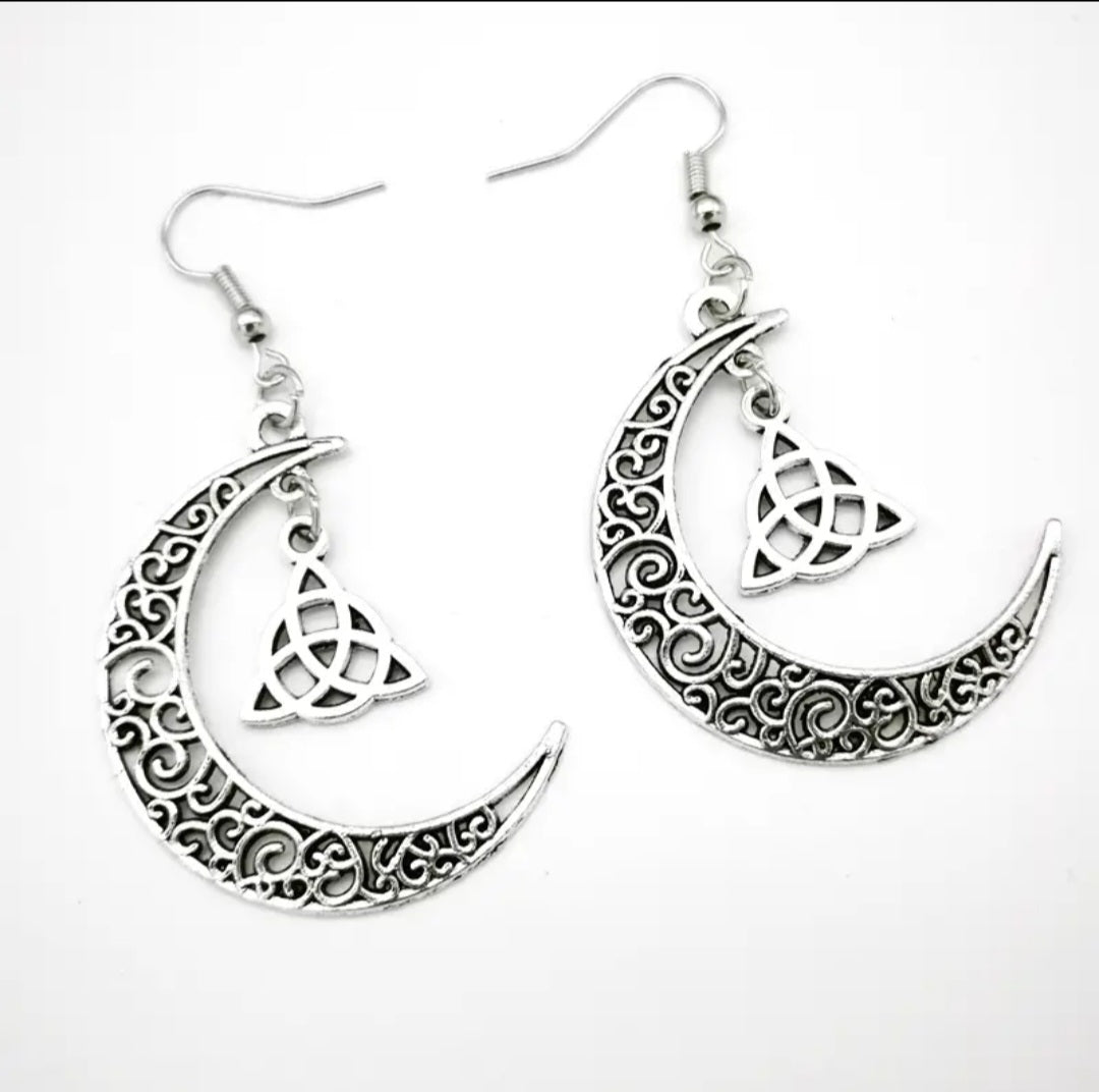 Hollow Moon Retro Earrings